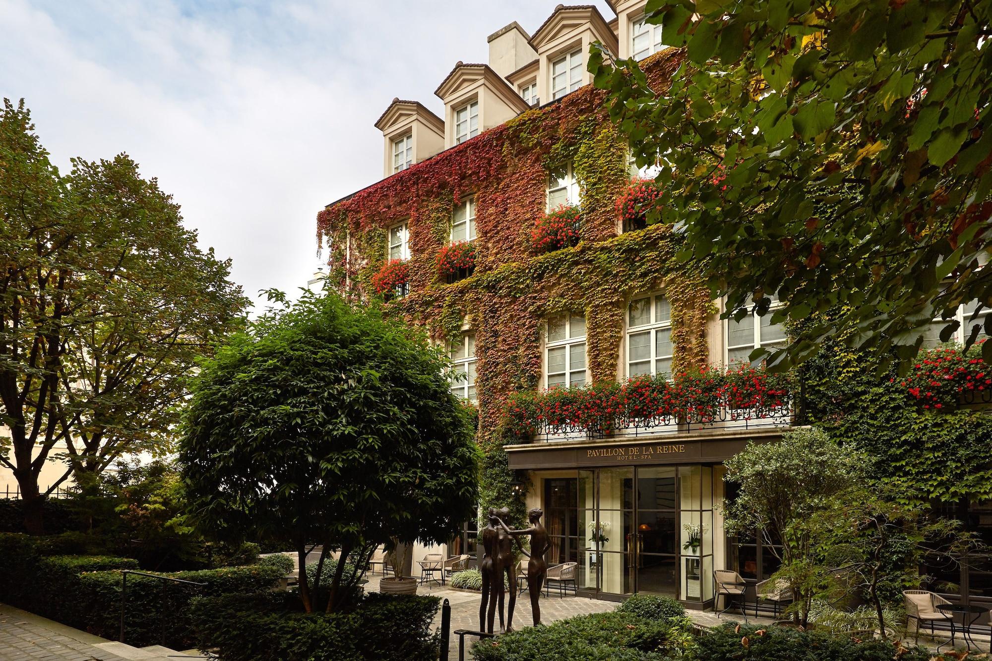 Hotel Le Pavillon De La Reine & Paris