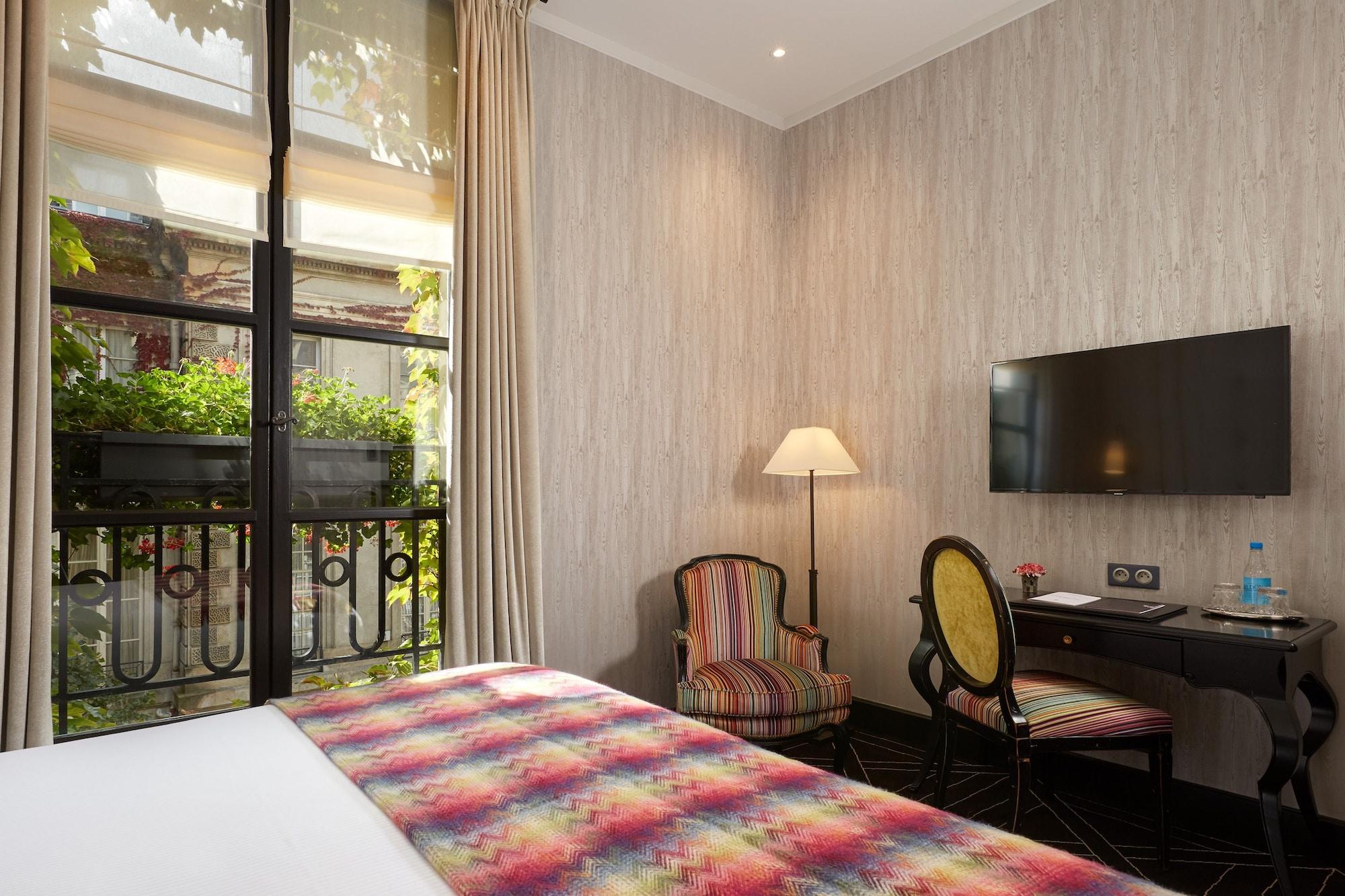 Hotel Le Pavillon De La Reine & Paris