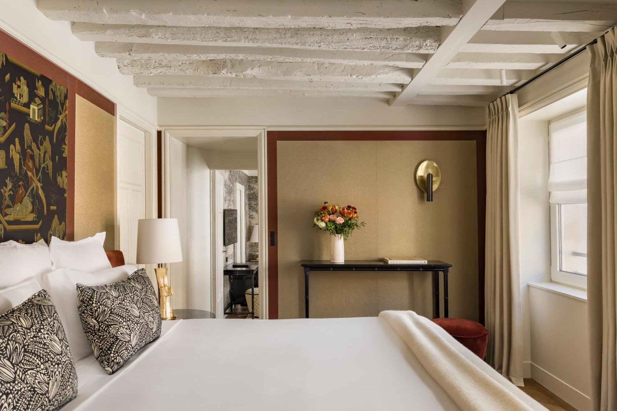 Hotel Le Pavillon De La Reine & Paris